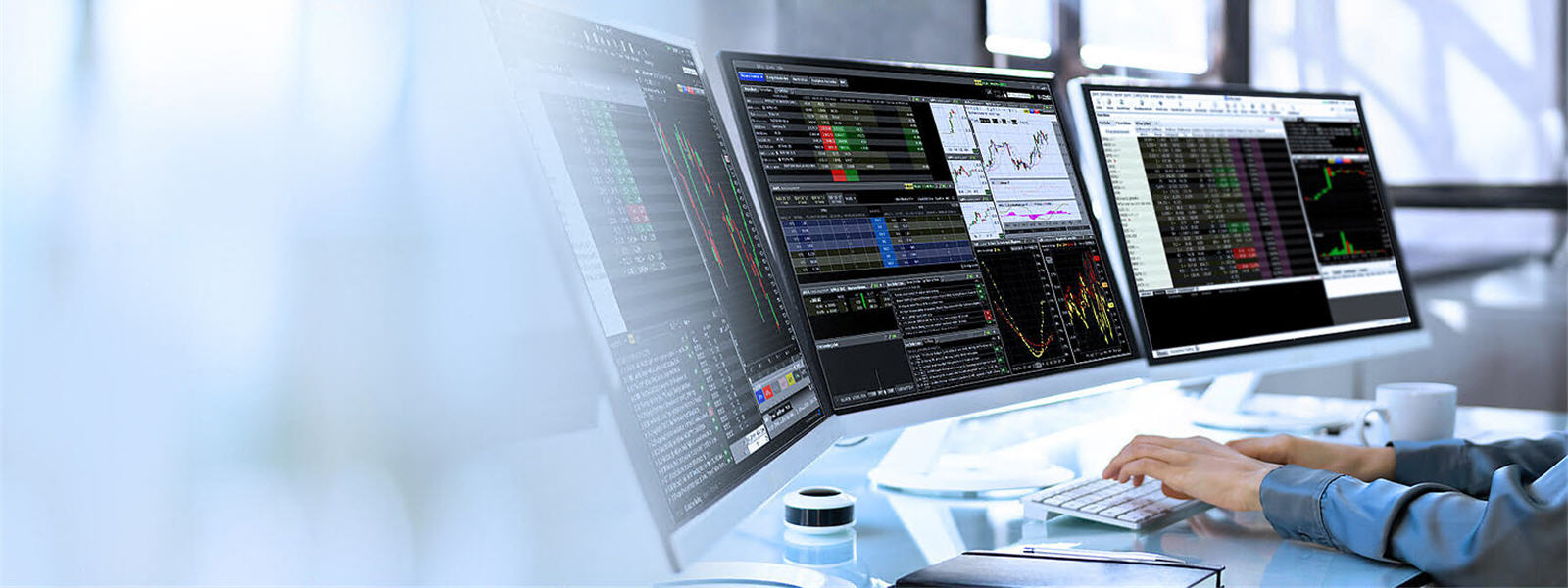 The Trader Workstation platform from Interactive Brokers has smartrouting..